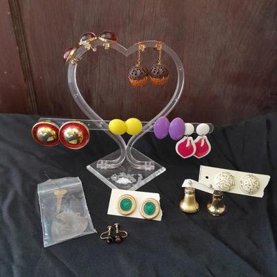 Earing heart shaped holder with earrings for pierced ears