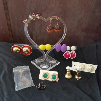 Earing heart shaped holder with earrings for pierced ears