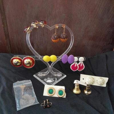 Earing heart shaped holder with earrings for pierced ears