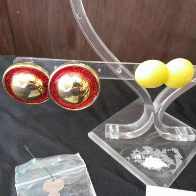 Earing heart shaped holder with earrings for pierced ears