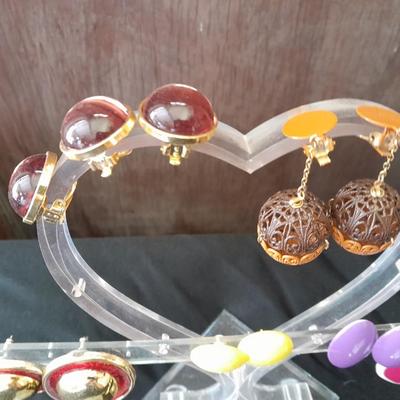 Earing heart shaped holder with earrings for pierced ears
