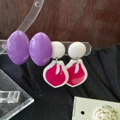 Earing heart shaped holder with earrings for pierced ears