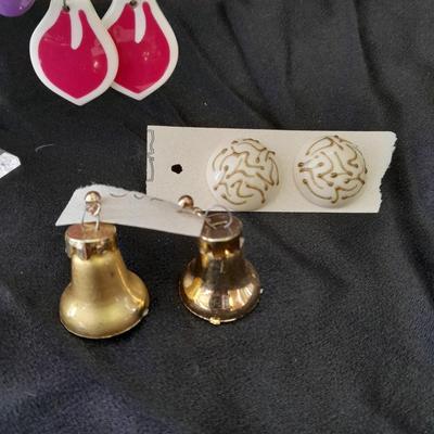 Earing heart shaped holder with earrings for pierced ears