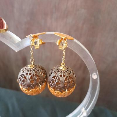 Earing heart shaped holder with earrings for pierced ears