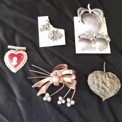Costume Brooches and pins Jewelry