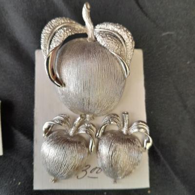 Costume Brooches and pins Jewelry