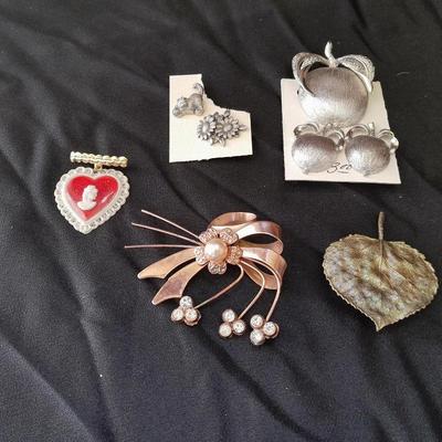 Costume Brooches and pins Jewelry