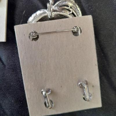 Costume Brooches and pins Jewelry