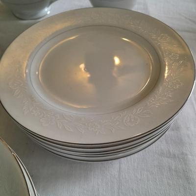 52-piece Chalet 3740 by Fine China Japan White Flower Vintage Pattern