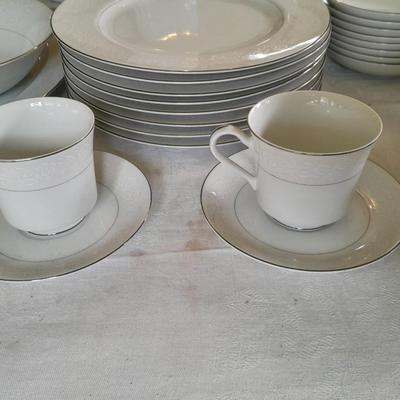 52-piece Chalet 3740 by Fine China Japan White Flower Vintage Pattern