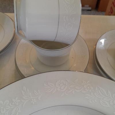 52-piece Chalet 3740 by Fine China Japan White Flower Vintage Pattern