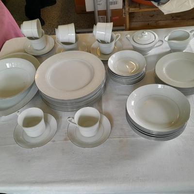 52-piece Chalet 3740 by Fine China Japan White Flower Vintage Pattern