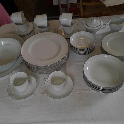 52-piece Chalet 3740 by Fine China Japan White Flower Vintage Pattern