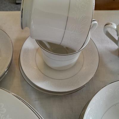 52-piece Chalet 3740 by Fine China Japan White Flower Vintage Pattern