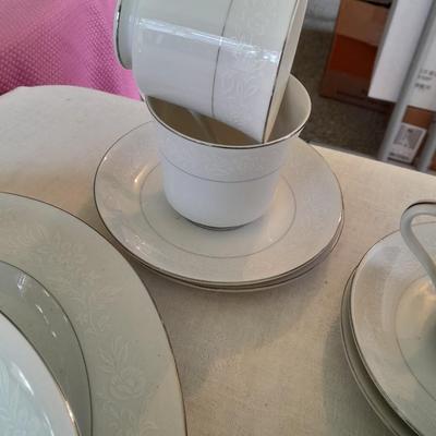 52-piece Chalet 3740 by Fine China Japan White Flower Vintage Pattern