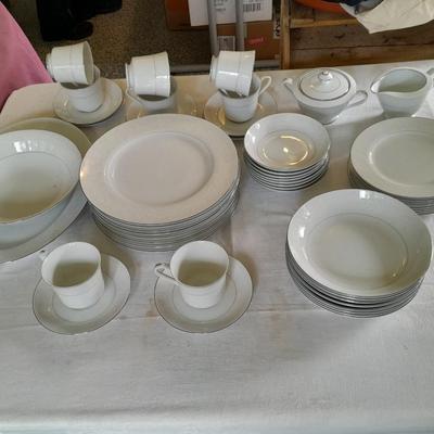 52-piece Chalet 3740 by Fine China Japan White Flower Vintage Pattern