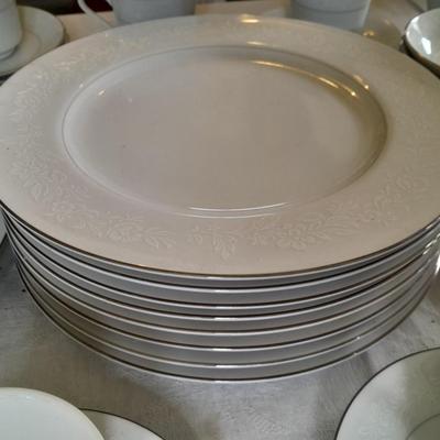 52-piece Chalet 3740 by Fine China Japan White Flower Vintage Pattern