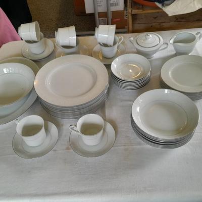 52-piece Chalet 3740 by Fine China Japan White Flower Vintage Pattern