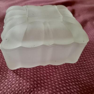 Tiara lidded frosted glass Smoke dish / case with matching ashtrays