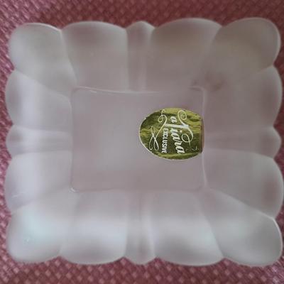 Tiara lidded frosted glass Smoke dish / case with matching ashtrays
