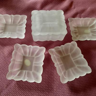 Tiara lidded frosted glass Smoke dish / case with matching ashtrays