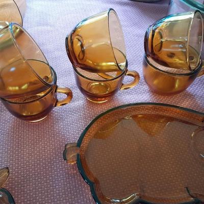Rare 13-piece Vintage Tiara Amber Glass Luncheon pig plates