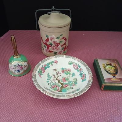 Household decorations, John Maddock China, France bell, Crock, and Sel-u-tone Pinocle cards