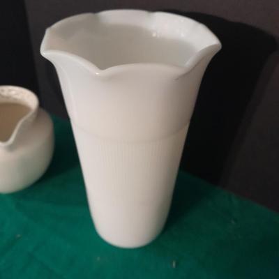Collection of white glass / milk glass items