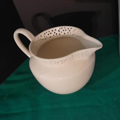 Collection of white glass / milk glass items