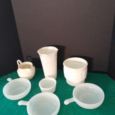 Collection of white glass / milk glass items