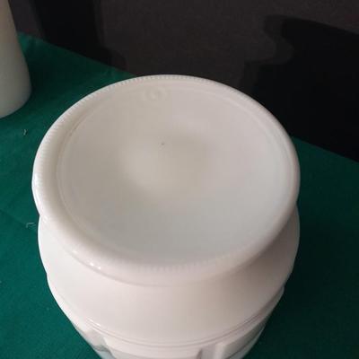 Collection of white glass / milk glass items