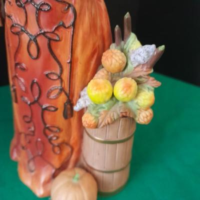 Avon 1991 Mrs. Albee Award Figure and Tin