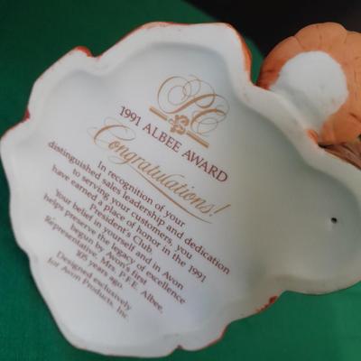 Avon 1991 Mrs. Albee Award Figure and Tin