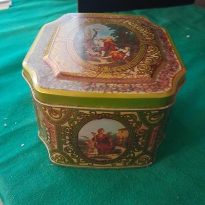 Avon 1991 Mrs. Albee Award Figure and Tin