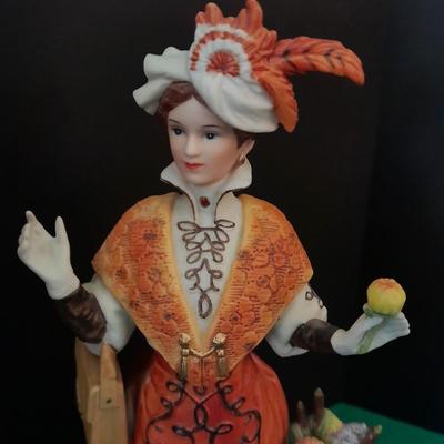 Avon 1991 Mrs. Albee Award Figure and Tin