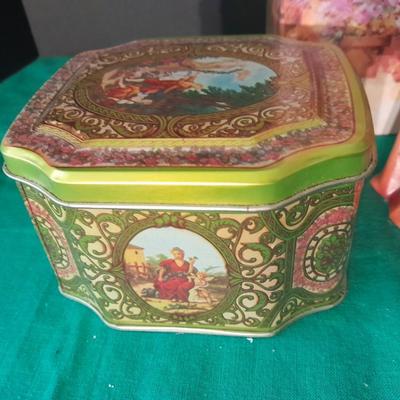 Avon 1991 Mrs. Albee Award Figure and Tin