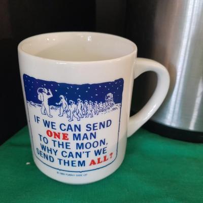 Service Ideas Stainless glass insert air beverage dispenser with fun mugs