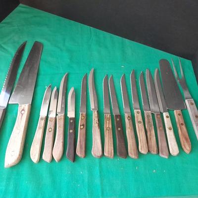 Wooden handled Knives and Utensils Great set of steak knives!