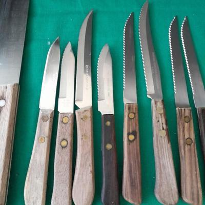 Wooden handled Knives and Utensils Great set of steak knives!