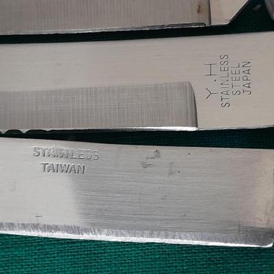 Wooden handled Knives and Utensils Great set of steak knives!