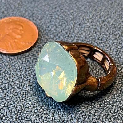 LARGE STONE VASELINE FACETED STONE STRETCH RING