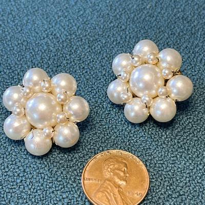 VINTAGE PEARLY CLUSTERS CLIP-ON EARRINGS