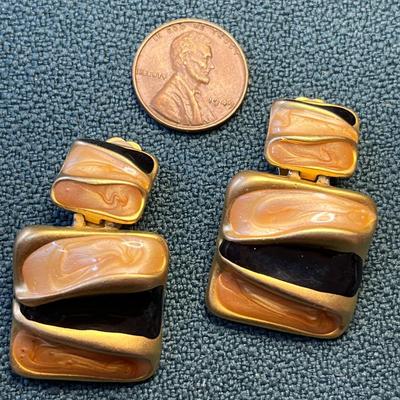 DREAMY SWIRL BLACK CLIP-ON EARRINGS