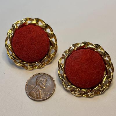 VINTAGE â€œDAUPLAISEâ€ GOLD TONE RED SUEDE CENTER CLIP-ONS