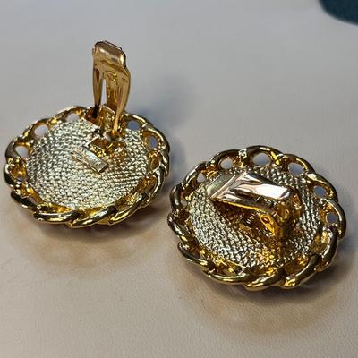 VINTAGE â€œDAUPLAISEâ€ GOLD TONE RED SUEDE CENTER CLIP-ONS