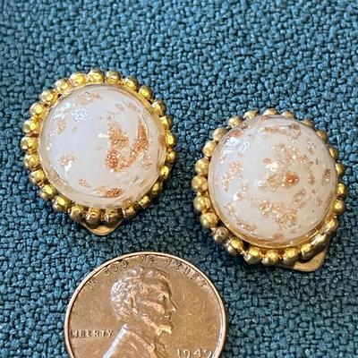 ELEGANT GOLD FLAKE BUTTON CLIP-ON EARRINGS