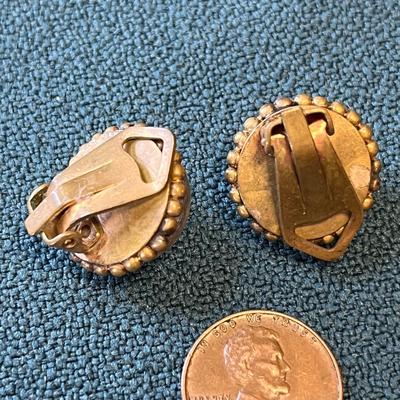 ELEGANT GOLD FLAKE BUTTON CLIP-ON EARRINGS