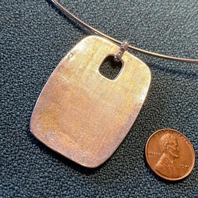 CREAMY WHITE ENAMELED PENDANT ON CHOKER WIRE