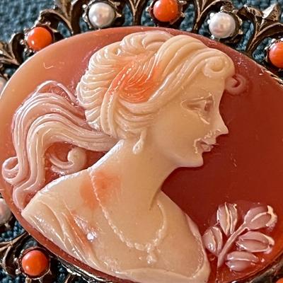 LOVELY FAUX CAMEO PIN