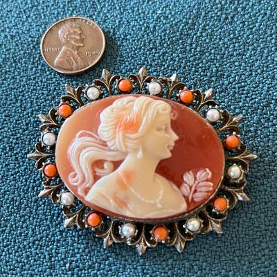 LOVELY FAUX CAMEO PIN